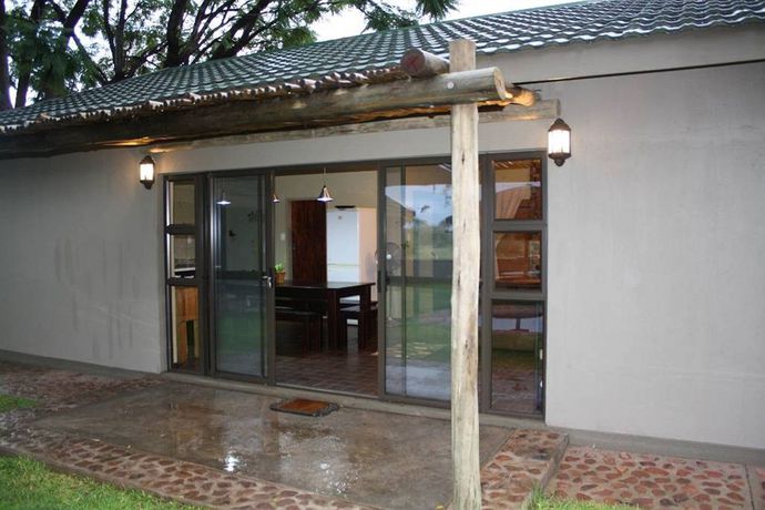 Imagen de la habitación del Hotel Otjiwa Safari Lodge. Foto 7