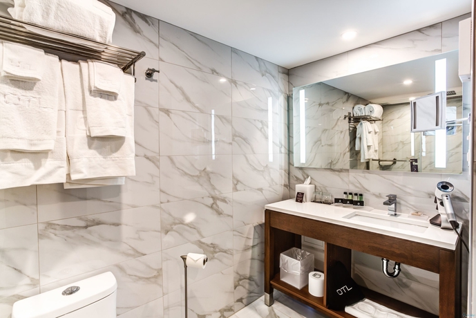 Imagen de la habitación del Hotel Otl Gouverneur Saguenay. Foto 11