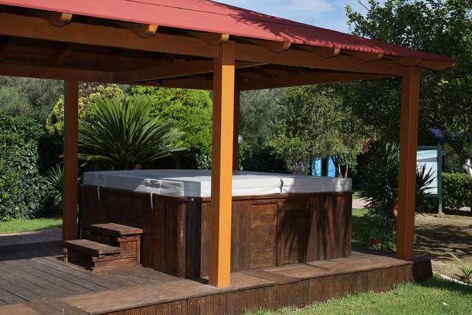 Imagen de los exteriores del Hotel Oula Maisonettes. Foto 9