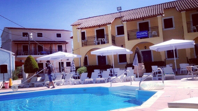 Imagen de la piscina del Hotel Oula Maisonettes. Foto 17