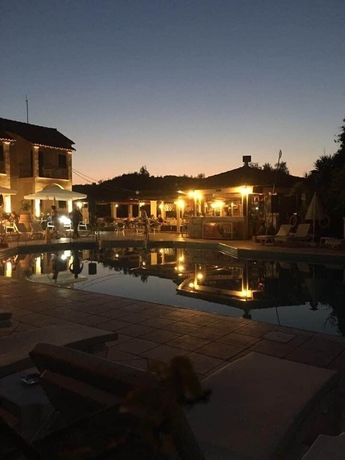 Imagen de la piscina del Hotel Oula Maisonettes. Foto 18