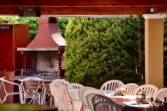 Imagen del bar/restaurante del Hotel Oula Maisonettes. Foto 3