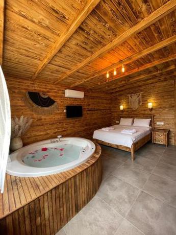 Imagen de la habitación del Hotel &Ouml;l&uuml;deniz Manzara. Foto 15