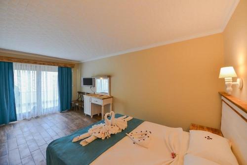Imagen de la habitación del Hotel &Ouml;l&uuml;deniz Manzara. Foto 17