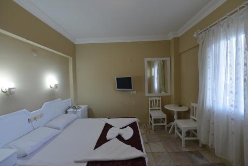 Imagen de la habitación del Hotel &Ouml;l&uuml;deniz Manzara. Foto 19