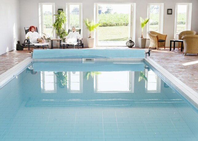 Imagen de la piscina del Hotel &Ouml;rums Nyg&aring;rd &Ouml;sterlen Spa and Konferens. Foto 23