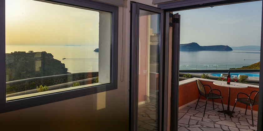 Imagen de la habitación del Hotel Our Villa Santorini. Foto 8