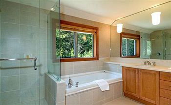 Imagen de los interiores del Hotel Our Whistler Retreat - Montebello. Foto 14