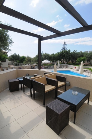 Imagen de la piscina del Hotel Ourania Apartments. Foto 14