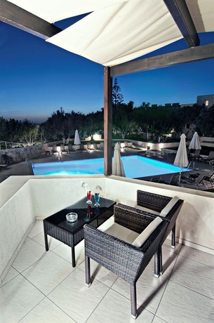 Imagen de la piscina del Hotel Ourania Apartments. Foto 15