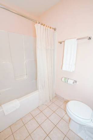 Imagen de la habitación del Hotel Ourguest Inn & Suites Downtown Port Clinton. Foto 12