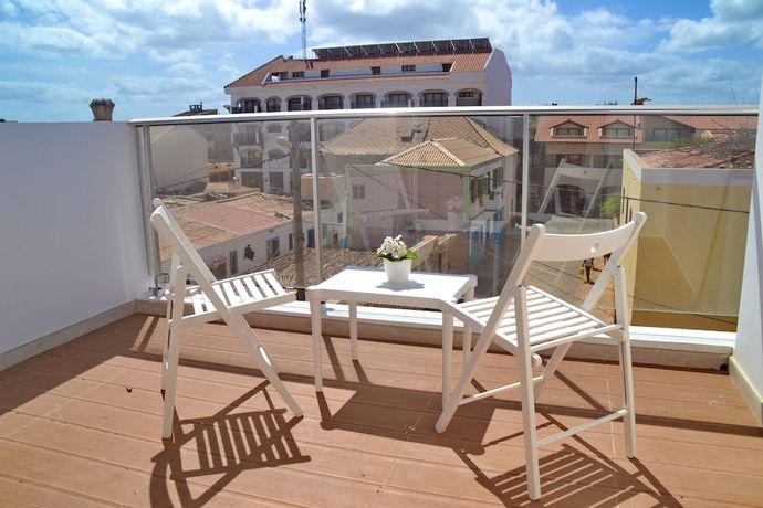 Imagen de los exteriores del Hotel Ouril Julia. Foto 8