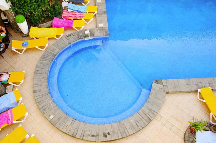 Imagen de la piscina del Hotel Ouril Pontao. Foto 11