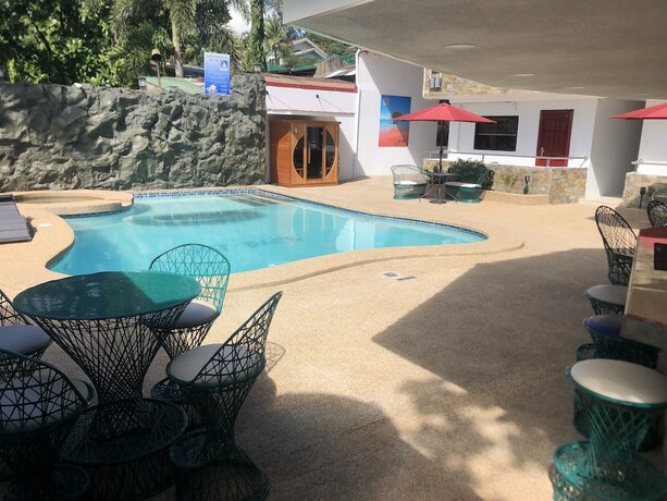 Imagen de la piscina del Hotel Out Back. Foto 30