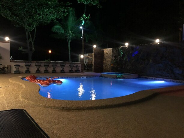 Imagen de la piscina del Hotel Out Back. Foto 31