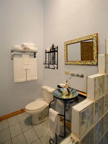 Imagen de la habitación del Hotel Out Of Bounds. Foto 2