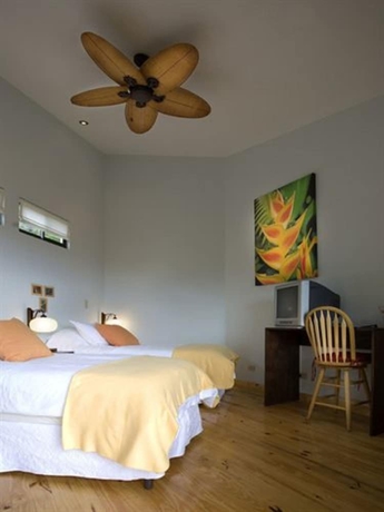 Imagen de la habitación del Hotel Out Of Bounds. Foto 9