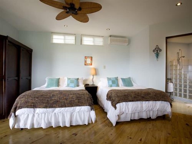 Imagen de la habitación del Hotel Out Of Bounds. Foto 14