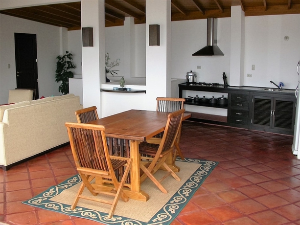 Imagen de la habitación del Hotel Out of the Blue Resort. Foto 16