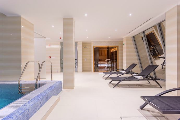 Imagen de la piscina del Hotel Outlet Polg&aacute;r. Foto 18