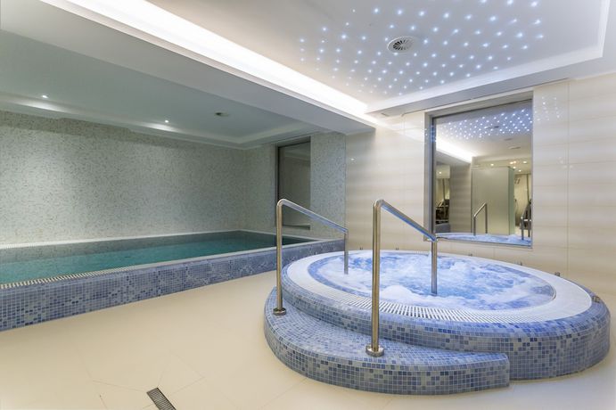 Imagen de la piscina del Hotel Outlet Polg&aacute;r. Foto 19