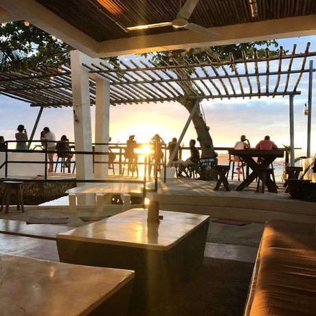 Imagen del bar/restaurante del Hotel Outpost Beach Hostel - Adults Only. Foto 6