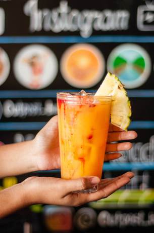 Imagen del bar/restaurante del Hotel Outpost Beach Hostel - Adults Only. Foto 7