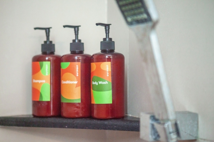Imagen de la habitación del Hotel Outpost Canggu. Foto 16