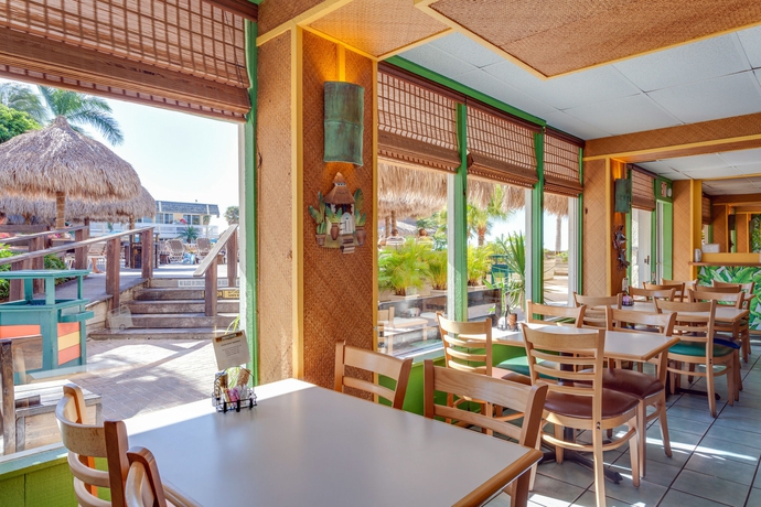 Imagen del bar/restaurante del Hotel Outrigger Beach Resort. Foto 2