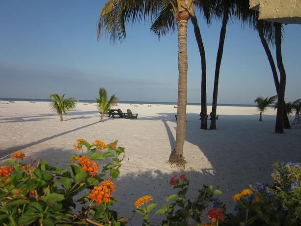 Imagen de los exteriores del Hotel Outrigger Beach Resort. Foto 10