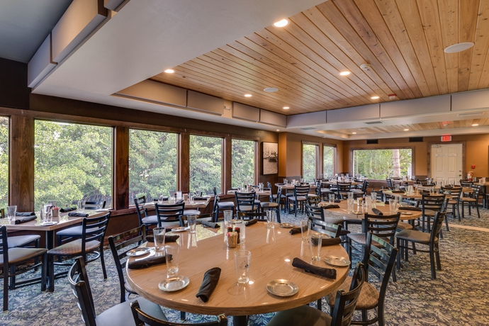 Imagen del bar/restaurante del Hotel Outrigger Beach Resort. Foto 3