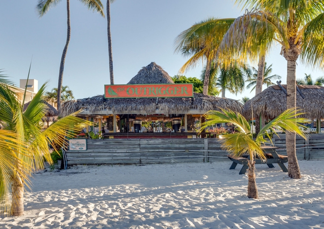 Imagen del bar/restaurante del Hotel Outrigger Beach Resort. Foto 4