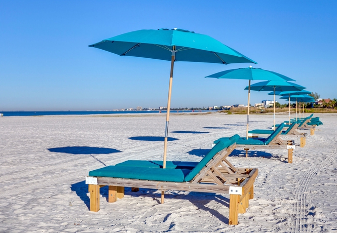 Imagen de los exteriores del Hotel Outrigger Beach Resort. Foto 12