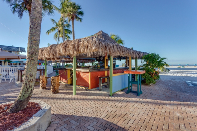 Imagen de los exteriores del Hotel Outrigger Beach Resort. Foto 13