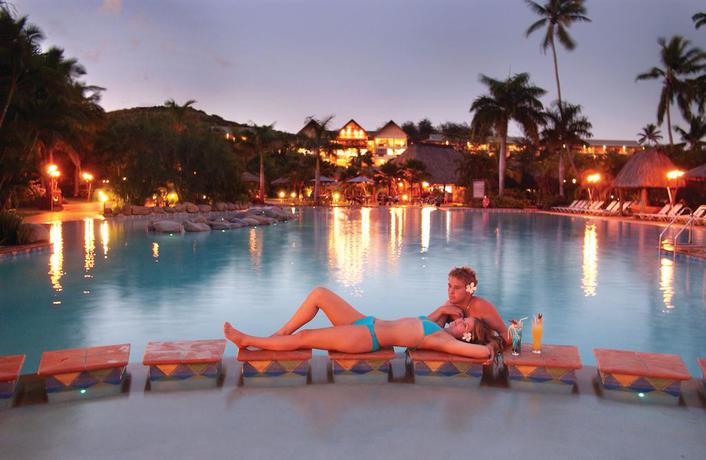 Imagen de la piscina del Hotel Outrigger Fiji Beach Resort. Foto 10