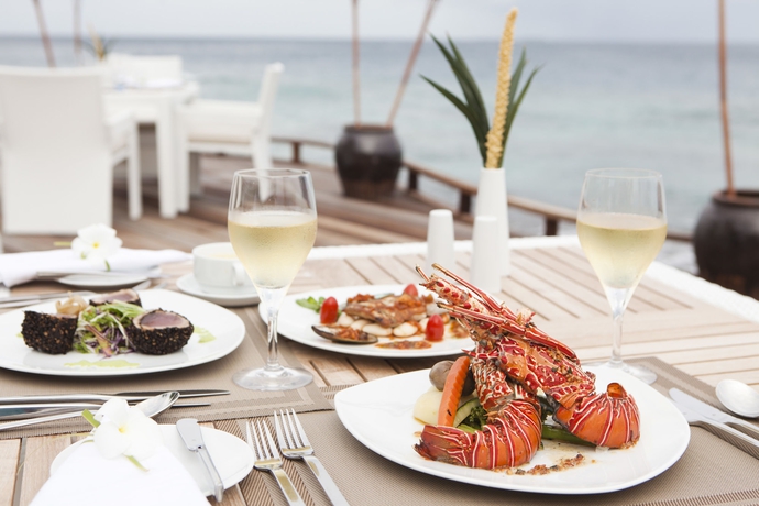 Imagen del bar/restaurante del Hotel Outrigger Maldives Maafushivaru Resort. Foto 2