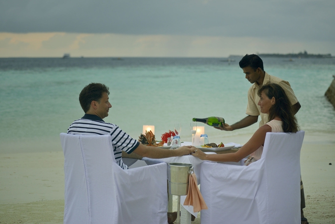 Imagen del bar/restaurante del Hotel Outrigger Maldives Maafushivaru Resort. Foto 3