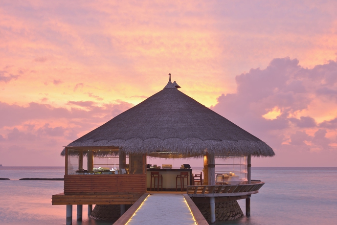 Imagen del bar/restaurante del Hotel Outrigger Maldives Maafushivaru Resort. Foto 4