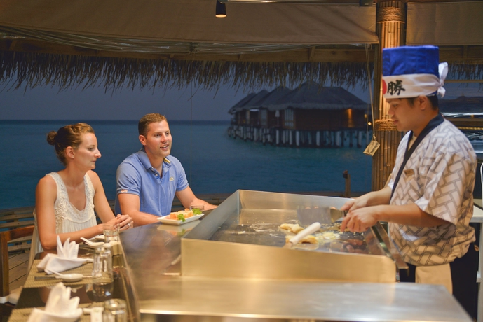 Imagen del bar/restaurante del Hotel Outrigger Maldives Maafushivaru Resort. Foto 5