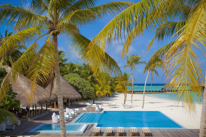 Imagen de la piscina del Hotel Outrigger Maldives Maafushivaru Resort. Foto 15