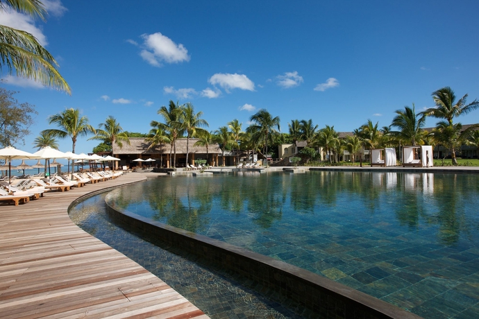 Imagen de la piscina del Hotel Outrigger Mauritius Beach Resort. Foto 14