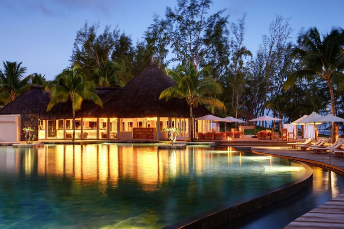Imagen de la piscina del Hotel Outrigger Mauritius Beach Resort. Foto 16