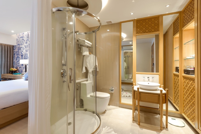 Imagen de la habitación del Hotel Outrigger Surin Beach Resort. Foto 3