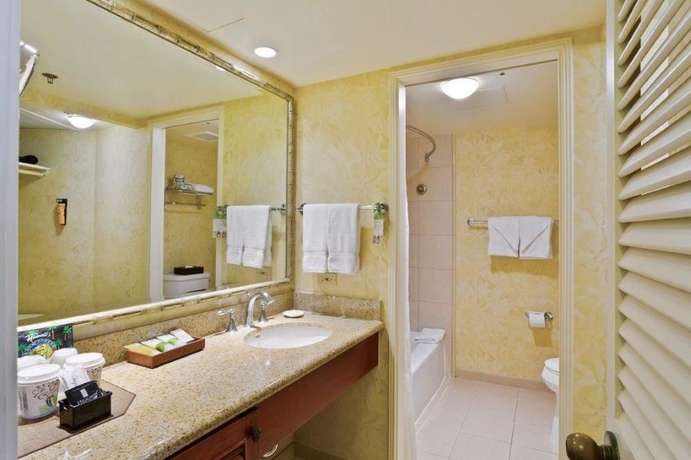 Imagen de la habitación del Hotel Outrigger Waikiki Beach Resort. Foto 5