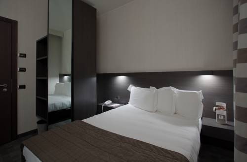 Imagen de la habitación del Hotel Ovest. Foto 13