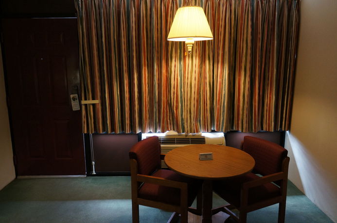 Imagen de los interiores del Hotel Oxford Inn Ozark. Foto 11