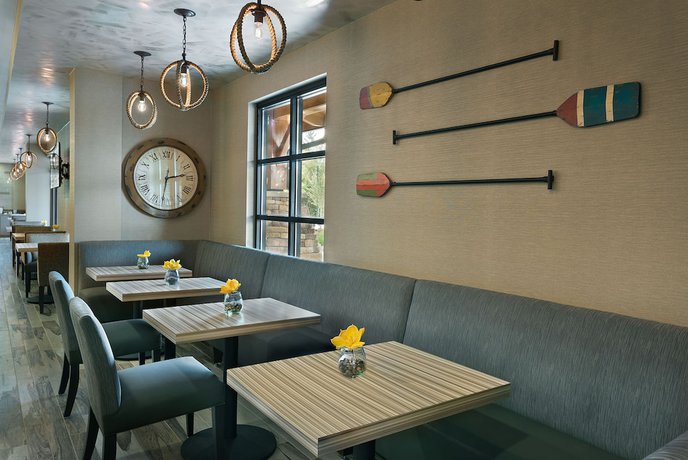 Imagen del bar/restaurante del Hotel Oxford Suites Bellingham. Foto 2