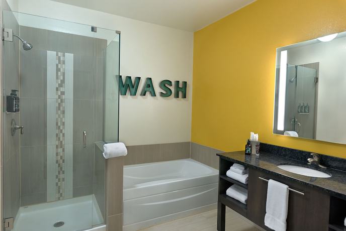 Imagen de la habitación del Hotel Oxford Suites Bellingham. Foto 9
