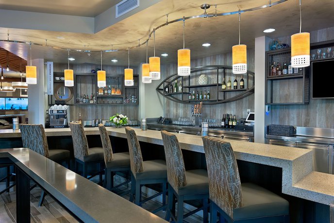 Imagen del bar/restaurante del Hotel Oxford Suites Bellingham. Foto 4
