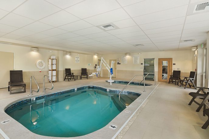 Imagen de la piscina del Hotel Oxford Suites Bellingham. Foto 20